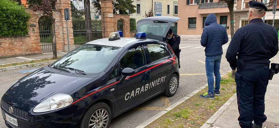 Foto d'archivio Molesta e tenta di adescare bambine al parco